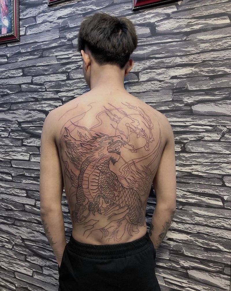 麒麟满背线条纹身图片_背部新传统纹身图案