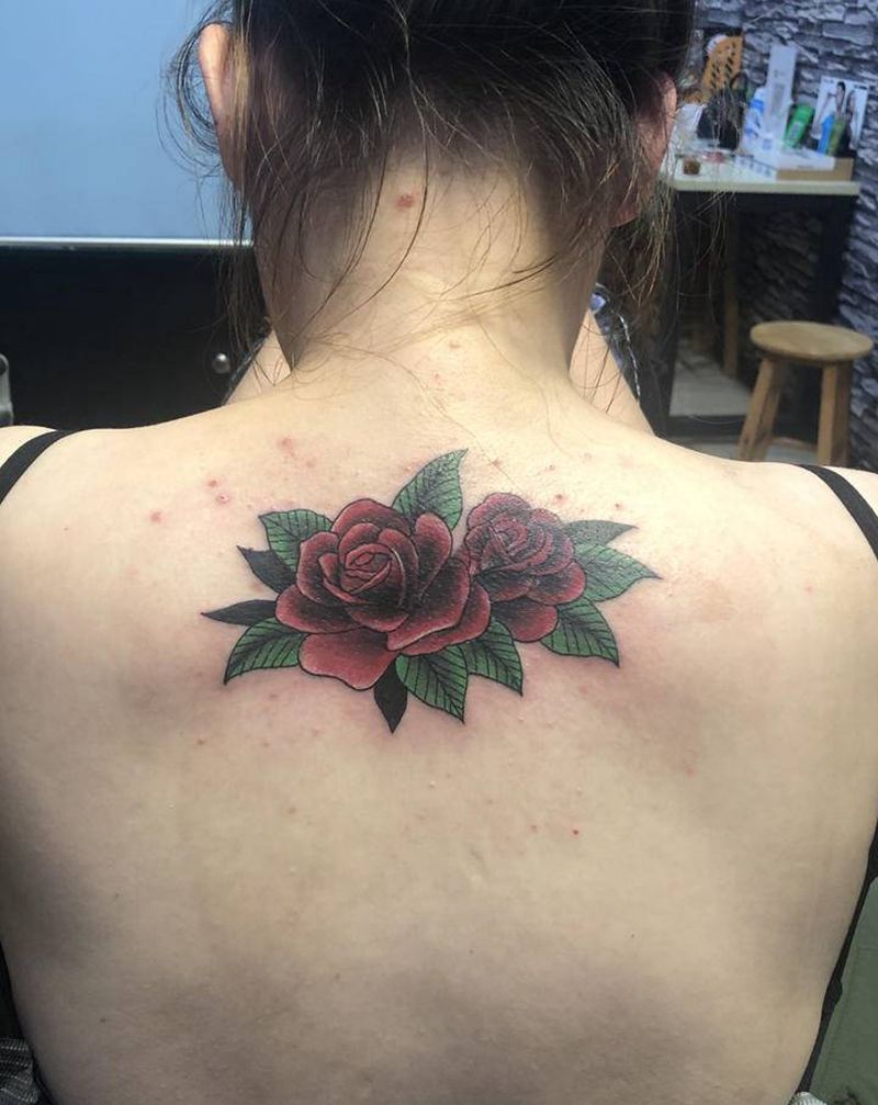 玫瑰遮盖旧图腾纹身图片_背部水彩纹身图案