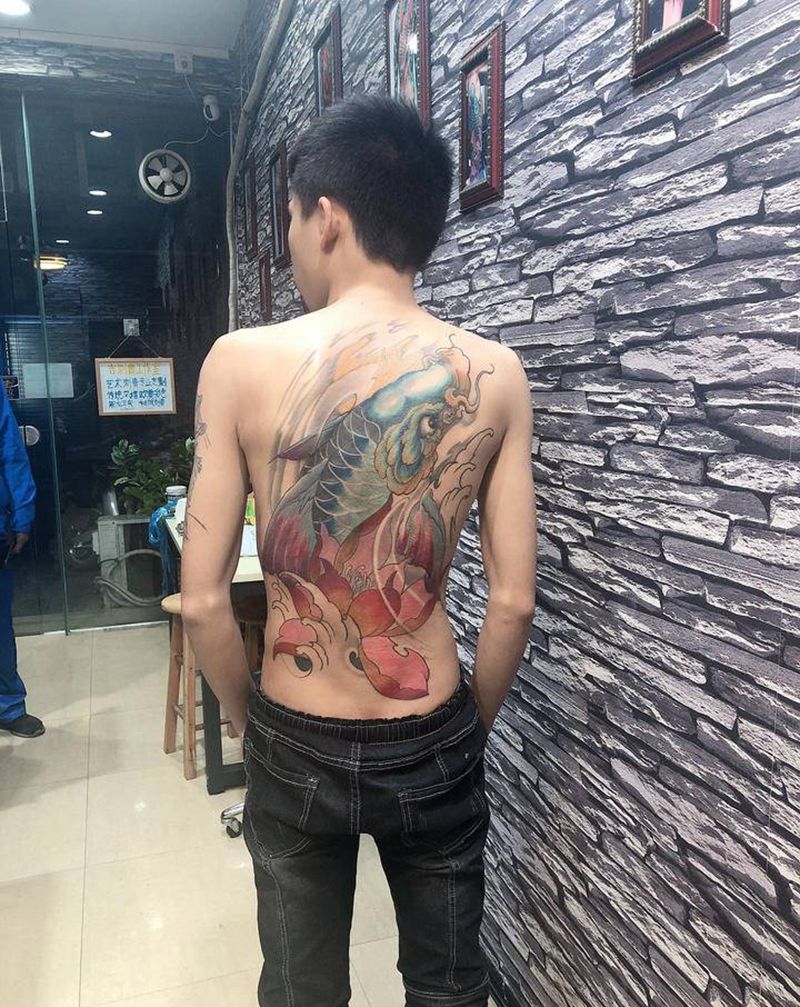 80斤大鲤鱼纹身图片_背部新传统纹身图案