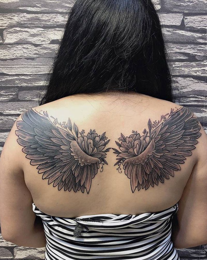 翅膀遮盖旧纹身纹身图片_背部肩部欧美写实水墨纹身图案