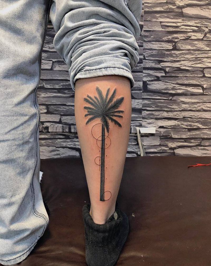椰树小腿纹身图片_腿部水墨纹身图案