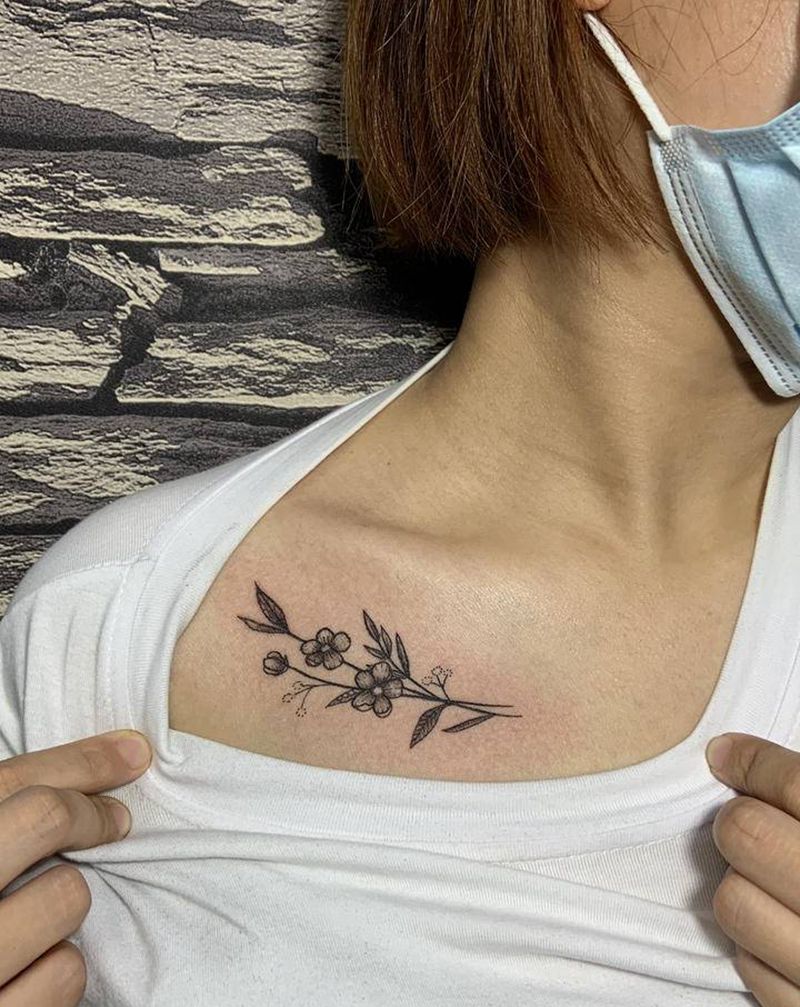 锁骨幸运花纹身图片_颈部点刺纹身图案