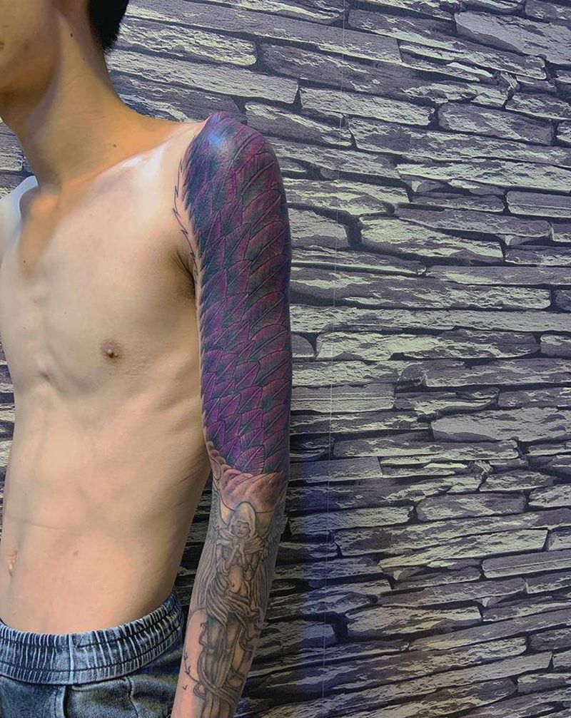 大臂翅膀纹身图片_手臂欧美写实纹身图案