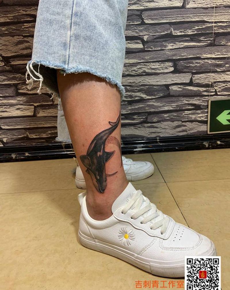 鲸鱼遮盖纹身图片_腿部水彩水墨纹身图案