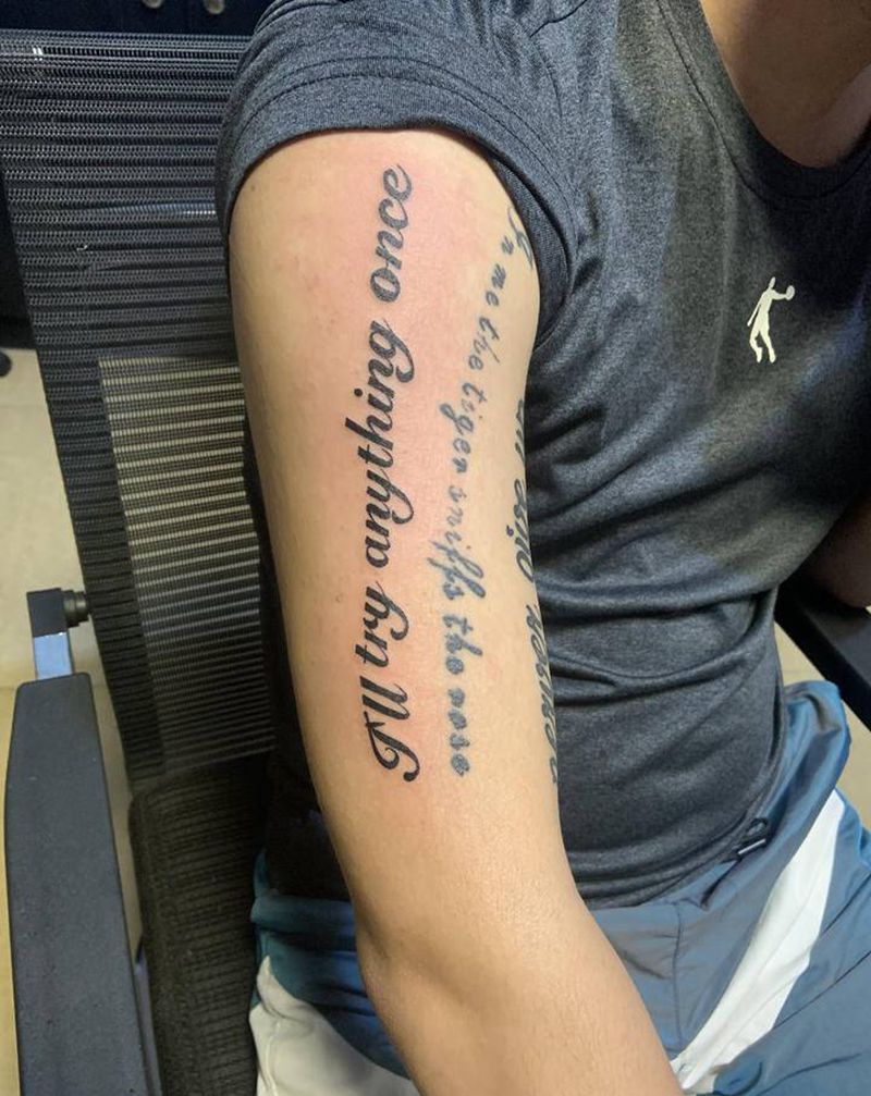 添加英文一条纹身图片_手臂花体字纹身图案