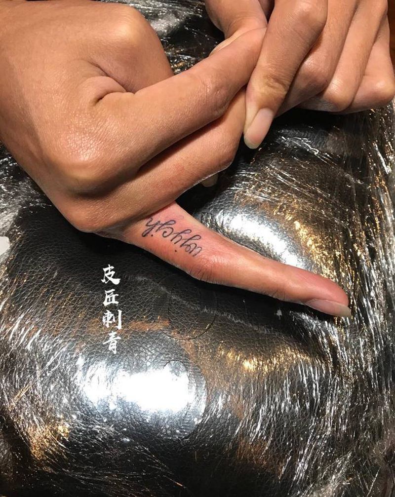 英文纹身图片_手部花体字纹身图案