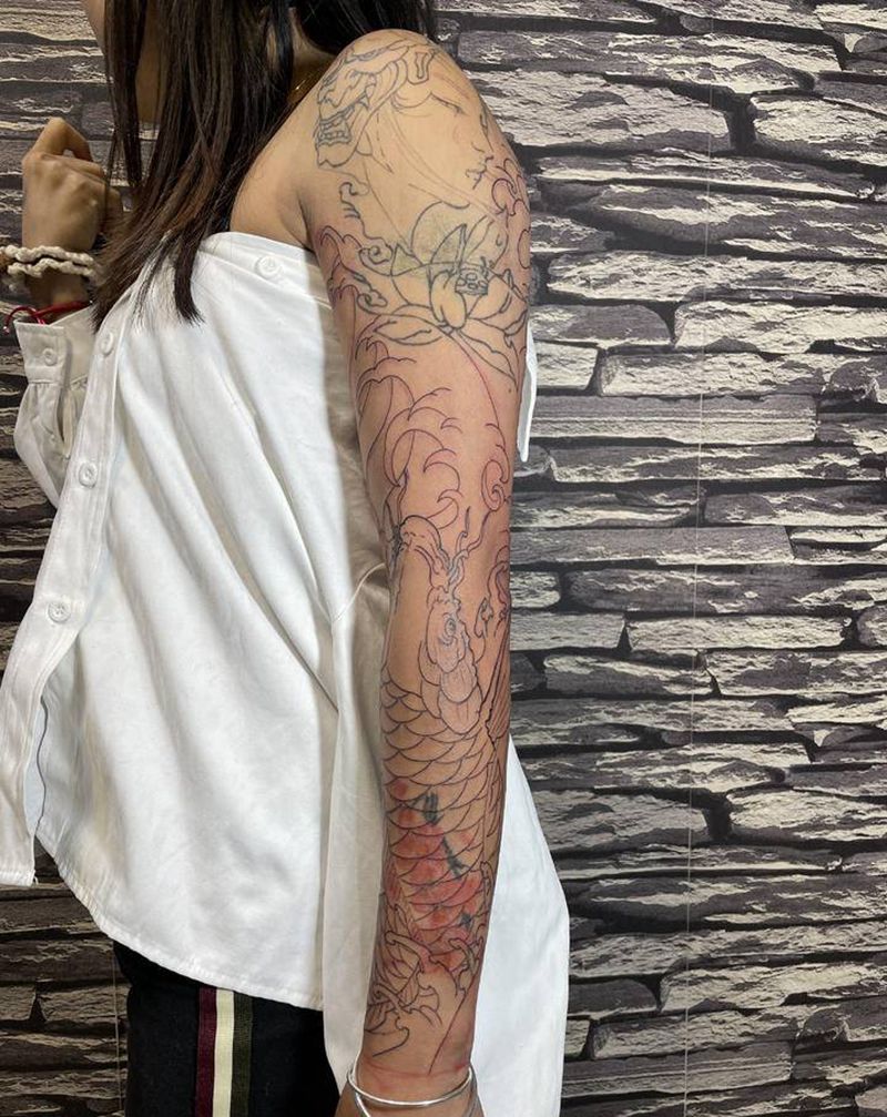 花臂添加线条鲤鱼莲花浪花纹身图片_手臂老传统纹身图案