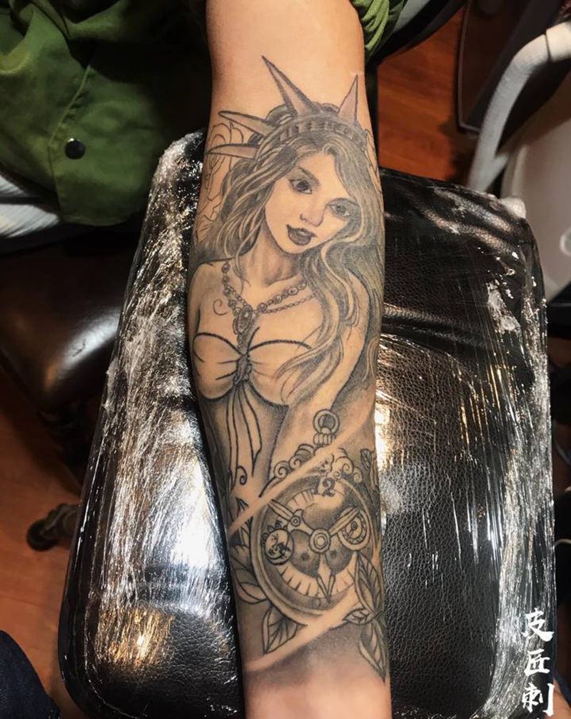 未上彩色纹身图片_手部新传统纹身图案