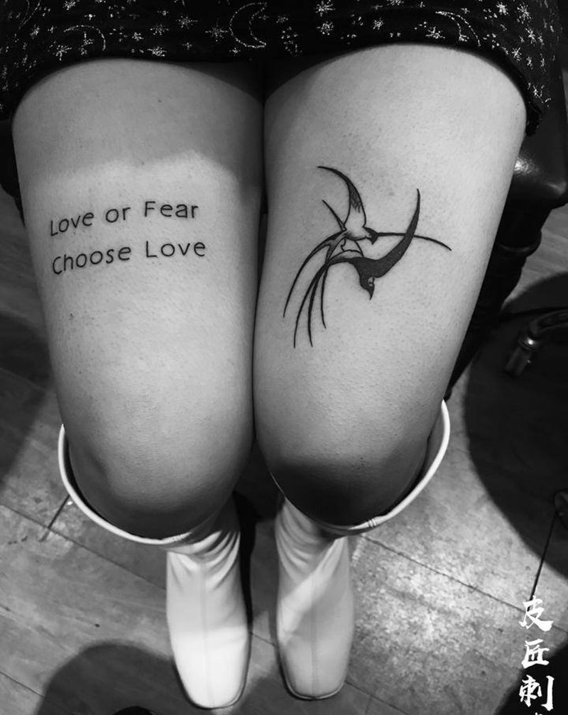 燕子+英文纹身纹身图片_腿部花体字新传统纹身图案