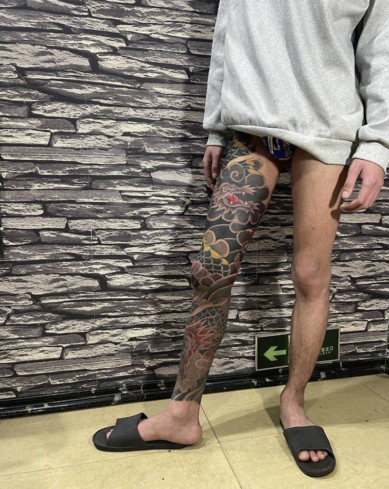 老传统盘龙腿纹身图片_腿部老传统纹身图案