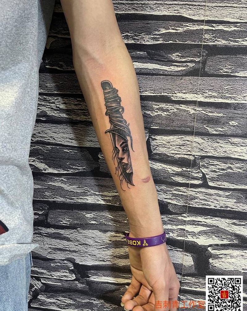 匕首女纹身图片_手部欧美写实纹身图案