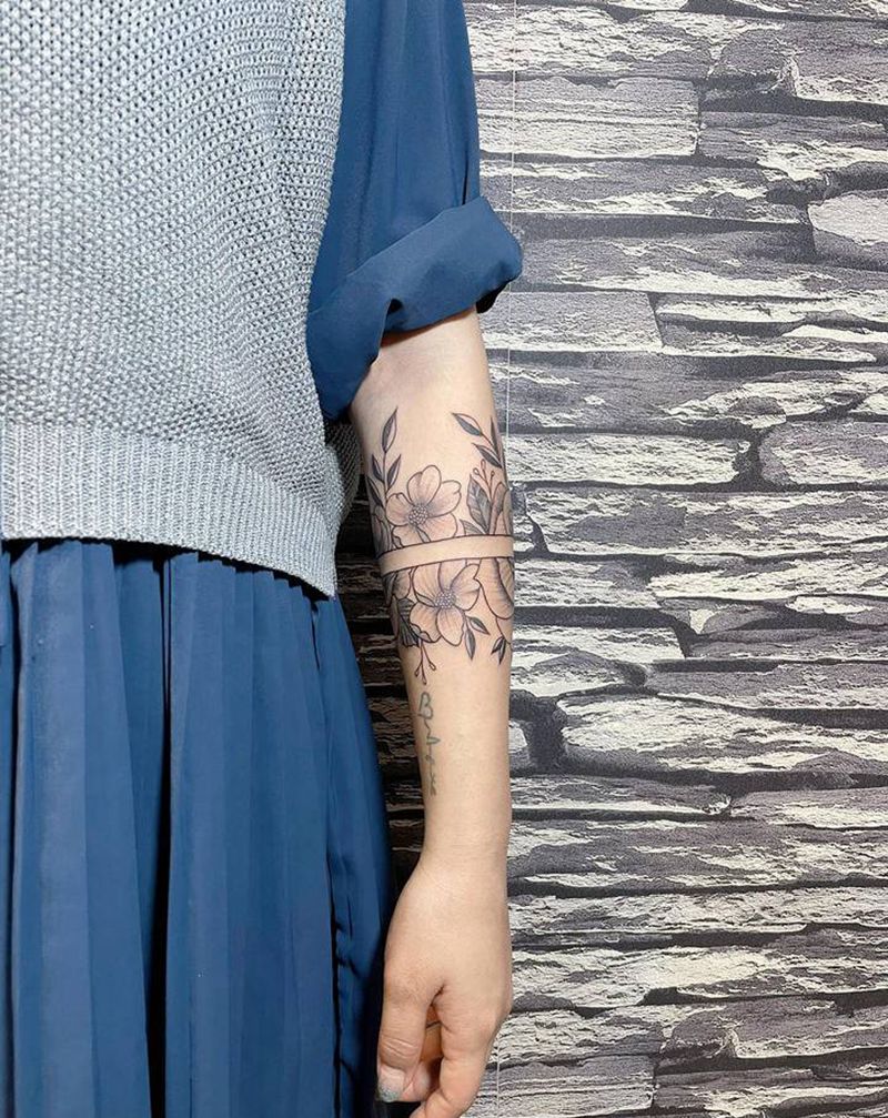 玫瑰素花环纹身图片_手臂点刺纹身图案