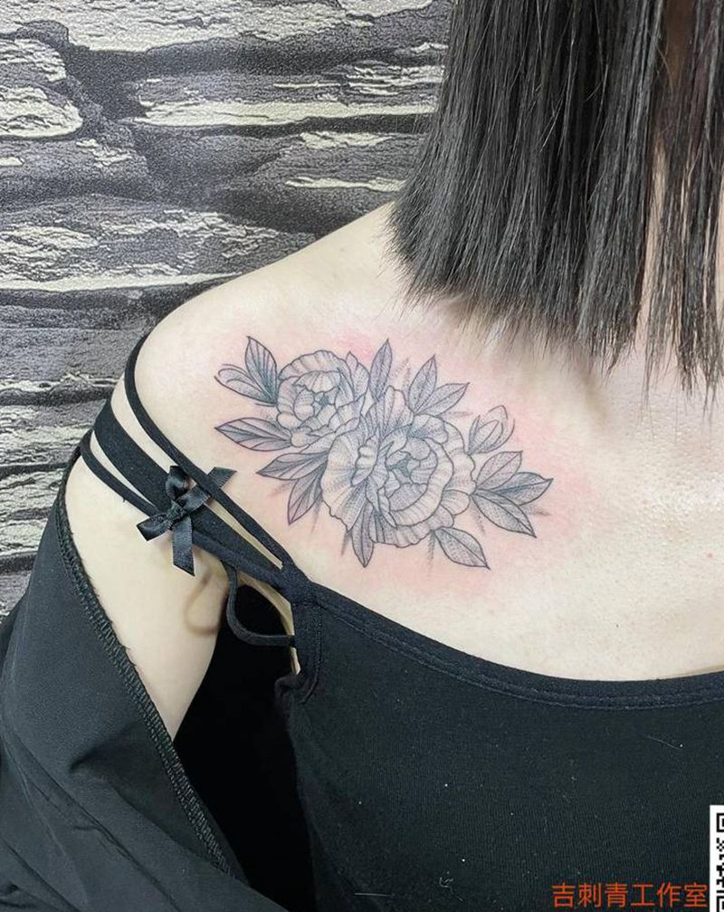 锁骨素花纹身图片_肩部点刺纹身图案
