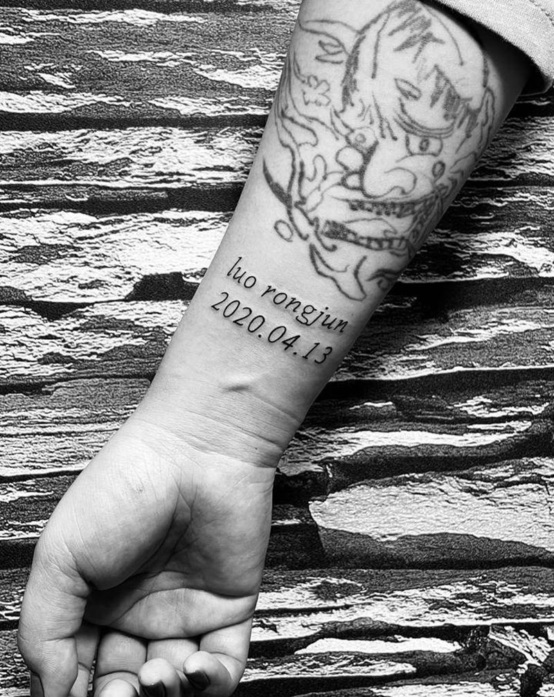 名字纪念日纹身图片_手臂花体字纹身图案