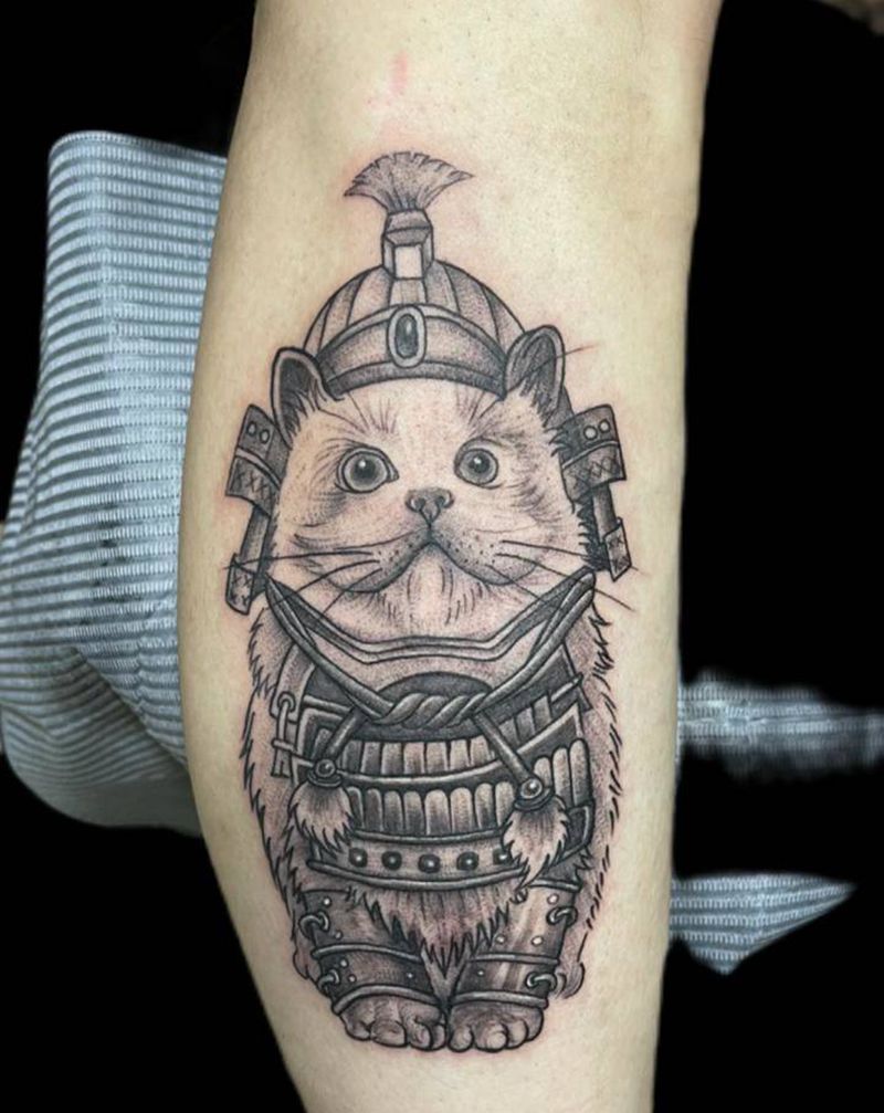 武士猫咪纹身图片_腿部欧美写实点刺纹身图案