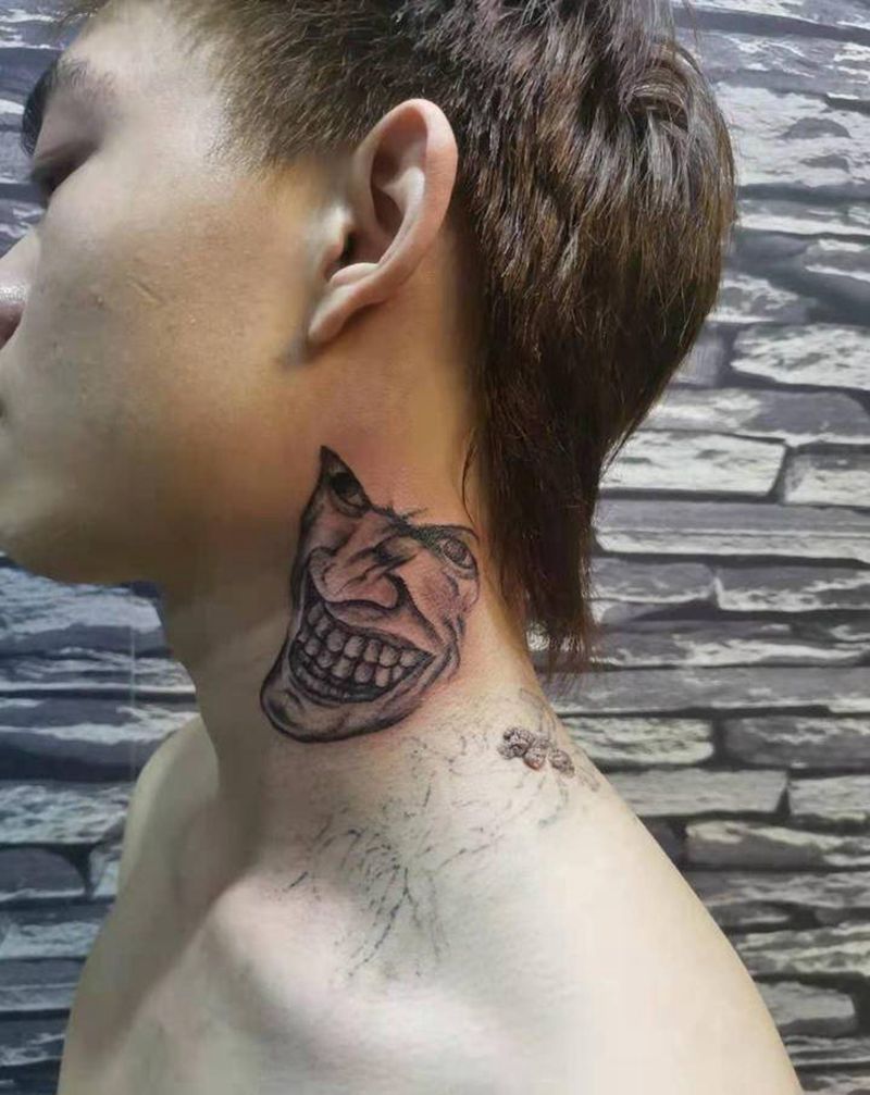 小丑面具纹身图片_颈部欧美写实纹身图案