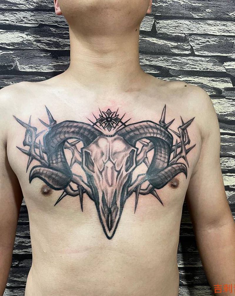 羊首花胸纹身图片_胸部欧美写实纹身图案