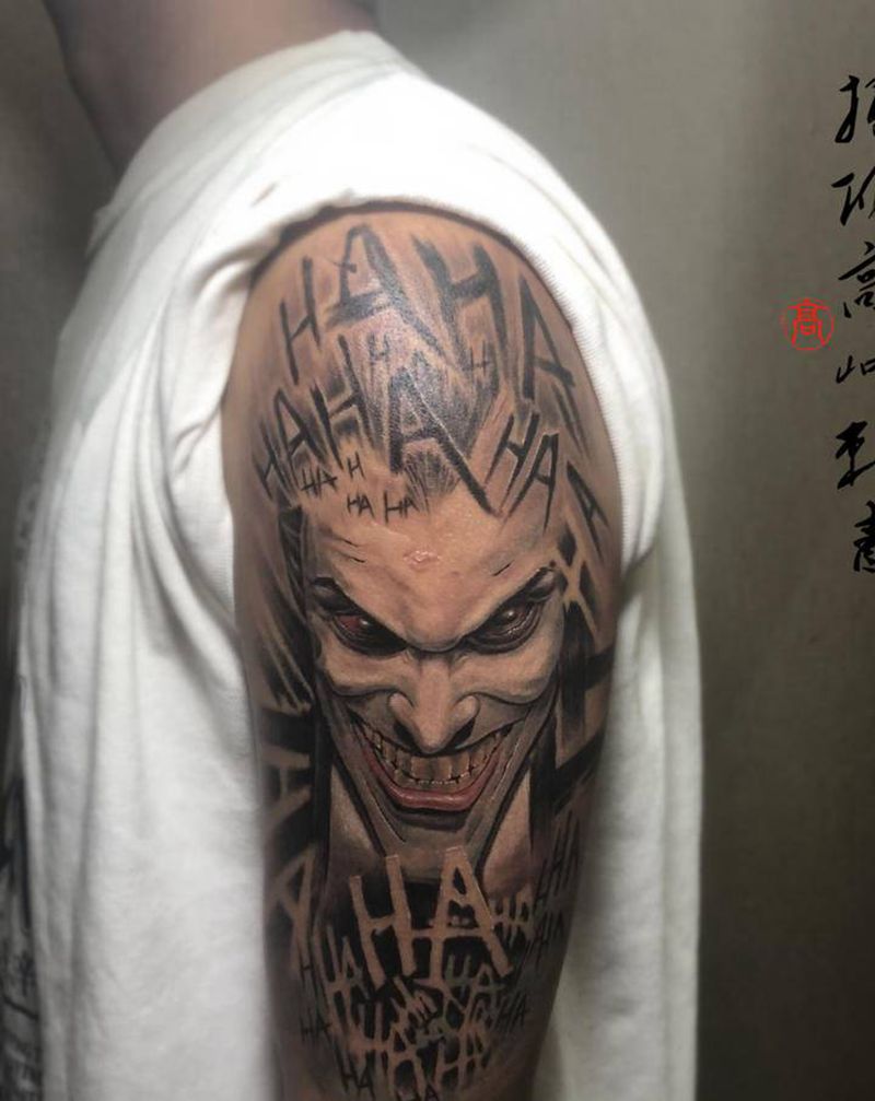 小丑纹身图片_手部欧美写实小丑纹身图案