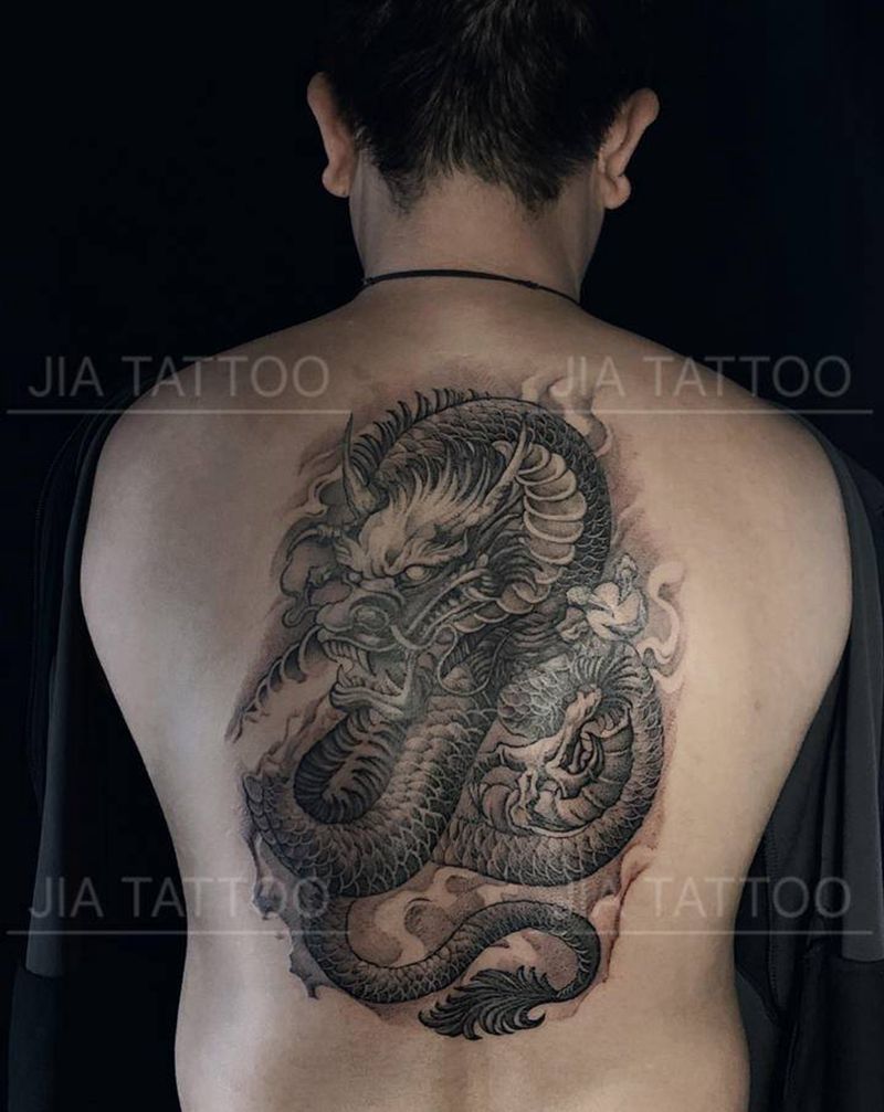 龙纹身图片_背部新传统点刺纹身图案