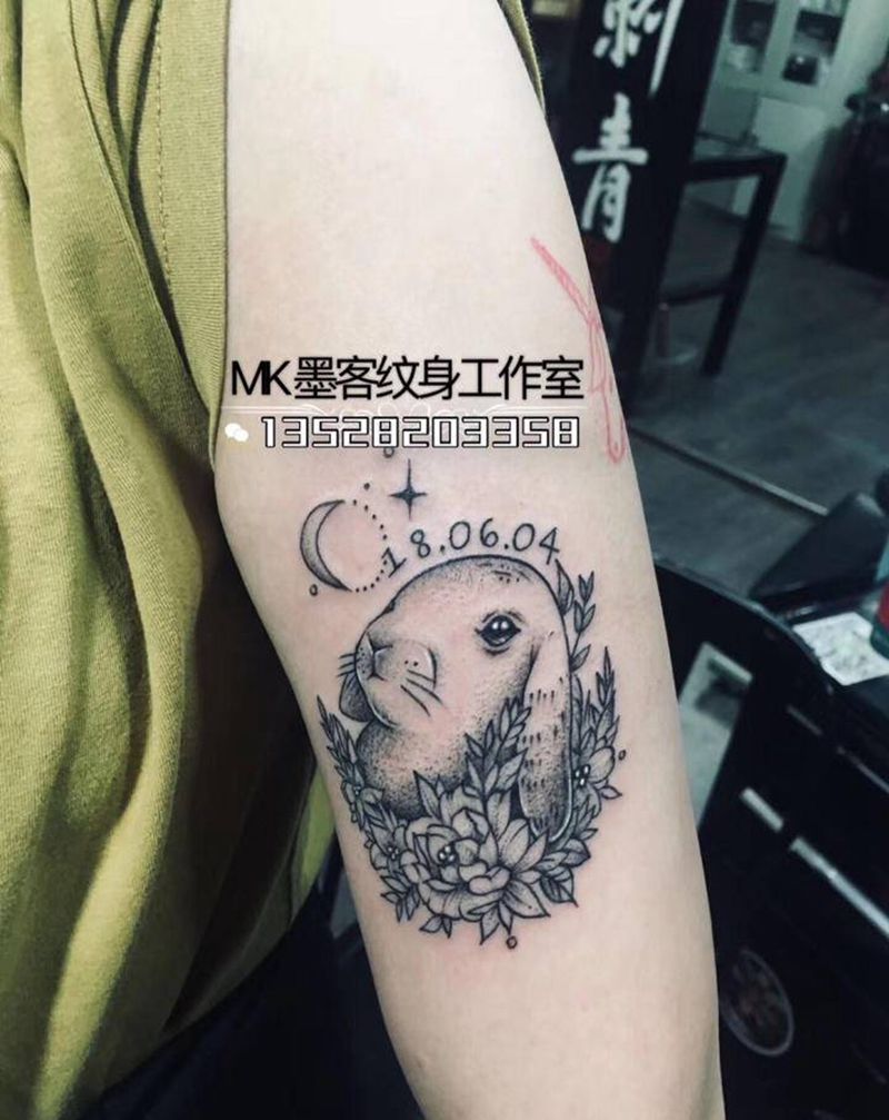 素花兔子纹身图片_手臂点刺纹身图案