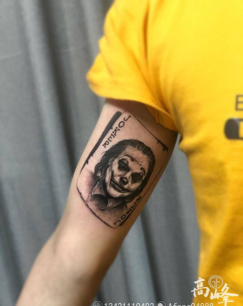 小丑纹身图片_手部欧美写实小丑纹身图案