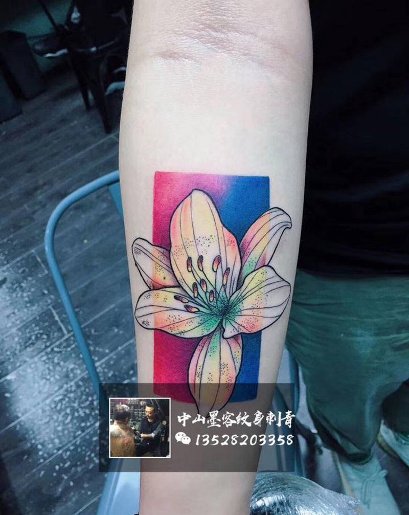 不同的花不同的底色纹身图片_肩部手臂水彩纹身图案