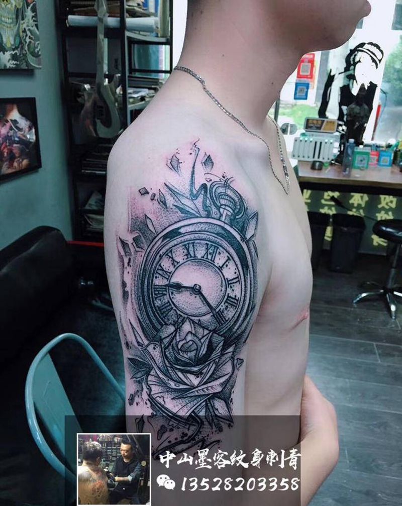欧美时钟纹身图片_手臂背部欧美写实纹身图案