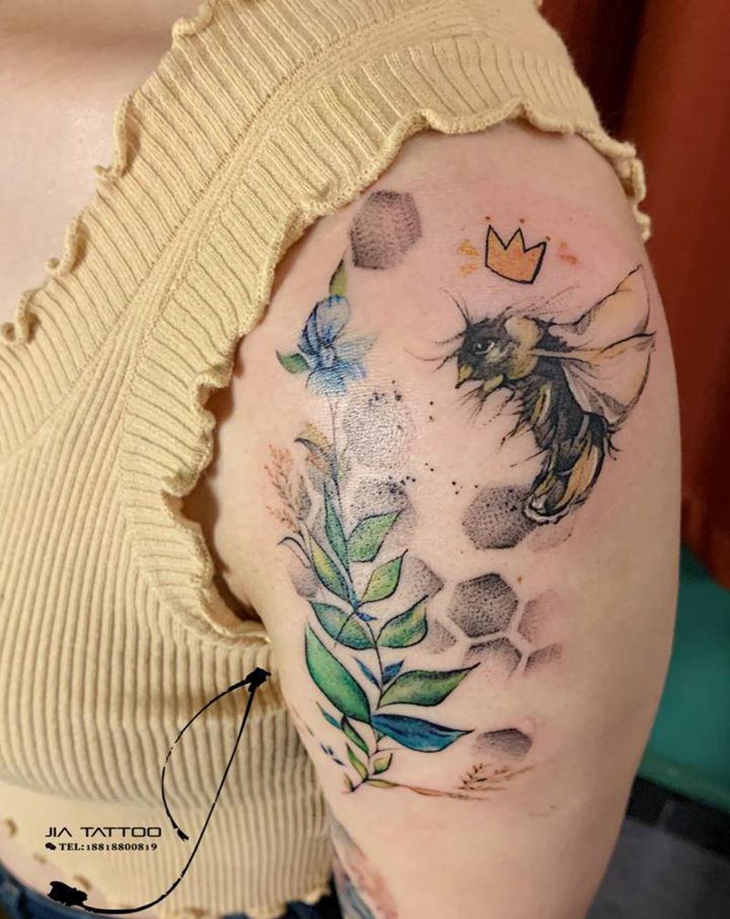 蜜蜂纹身图片_肩部臀部水彩纹身图案