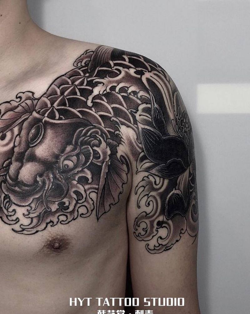 半甲鱼纹身图片_胸部手部新传统纹身图案