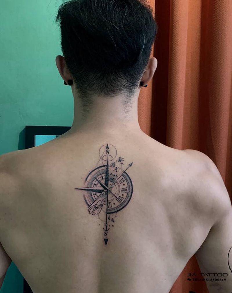 指南针纹身图片_背部几何纹身图案