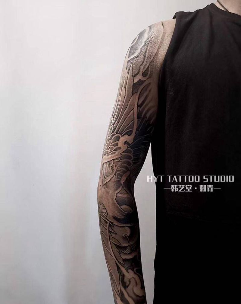 鹤花臂纹身图片_手臂手部新传统纹身图案