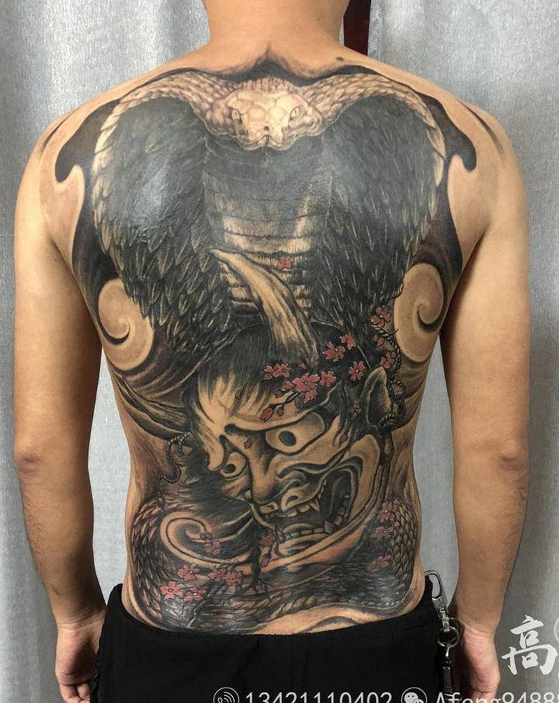 旧纹身升级纹身图片_背部欧美写实新传统眼镜蛇纹身图案