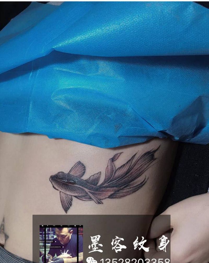 小金鱼纹身图片_腰部腹部纹身图案