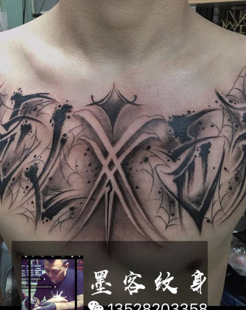 设计款花胸纹身图片_胸部肩部花体字纹身图案