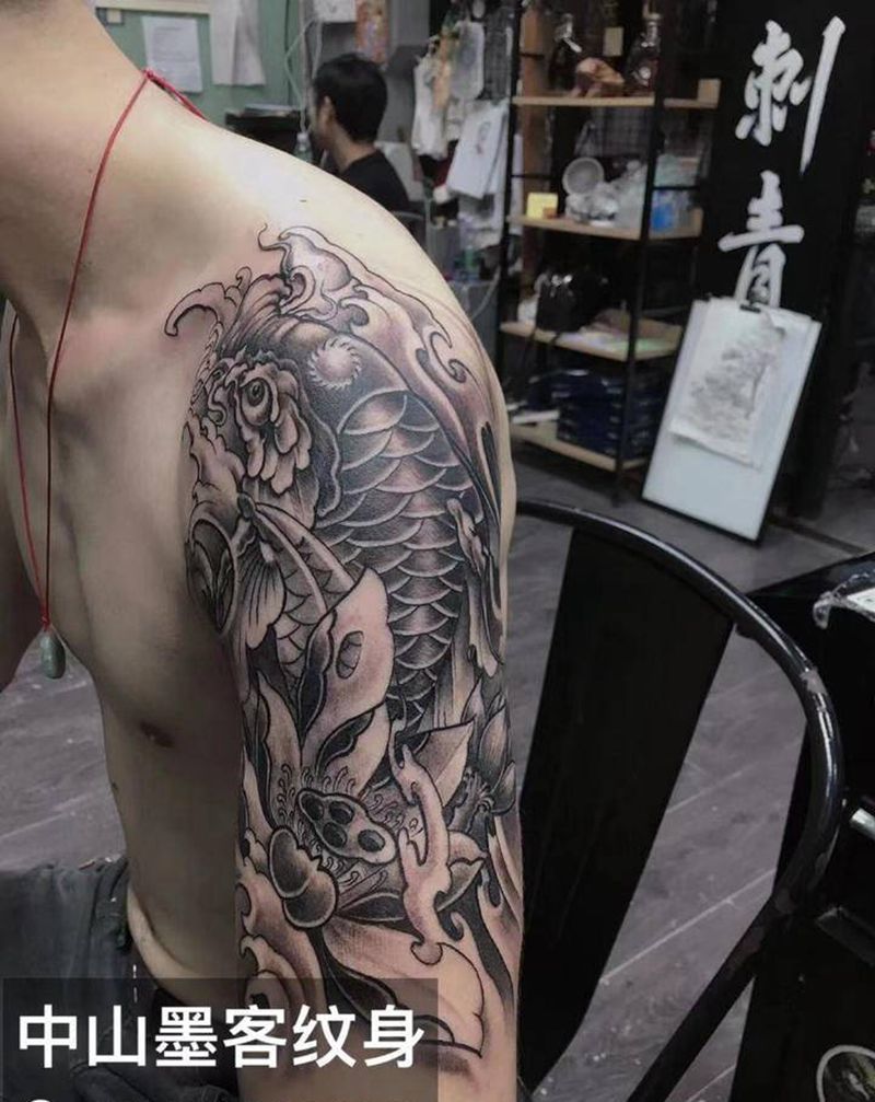 传统上臂鲤鱼纹身图片_手臂腿部新传统老传统纹身图案