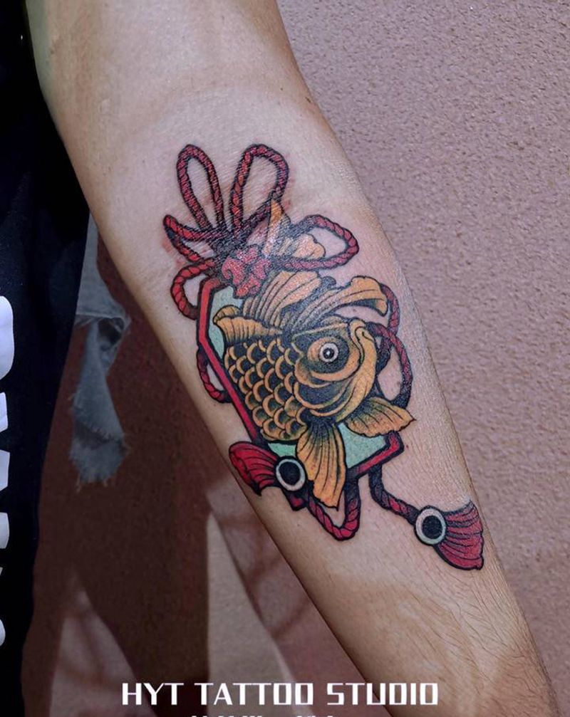 金鱼遮盖纹身图片_手部纹身图案