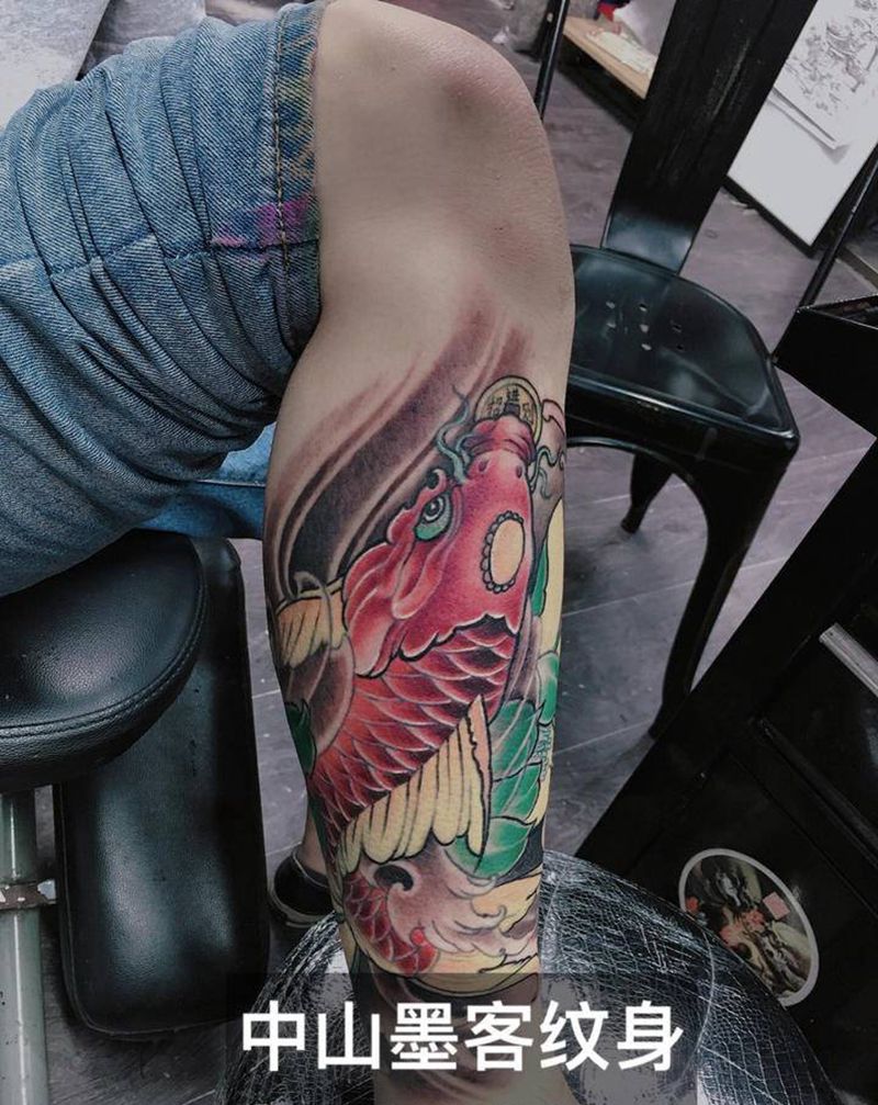 传统鲤鱼纹身图片_手臂腿部新传统纹身图案