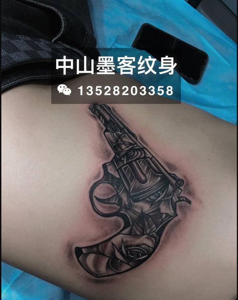 枪纹身图片_腿部腰部欧美写实纹身图案