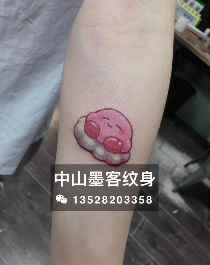 小可爱纹身图片_肩部手臂水彩纹身图案