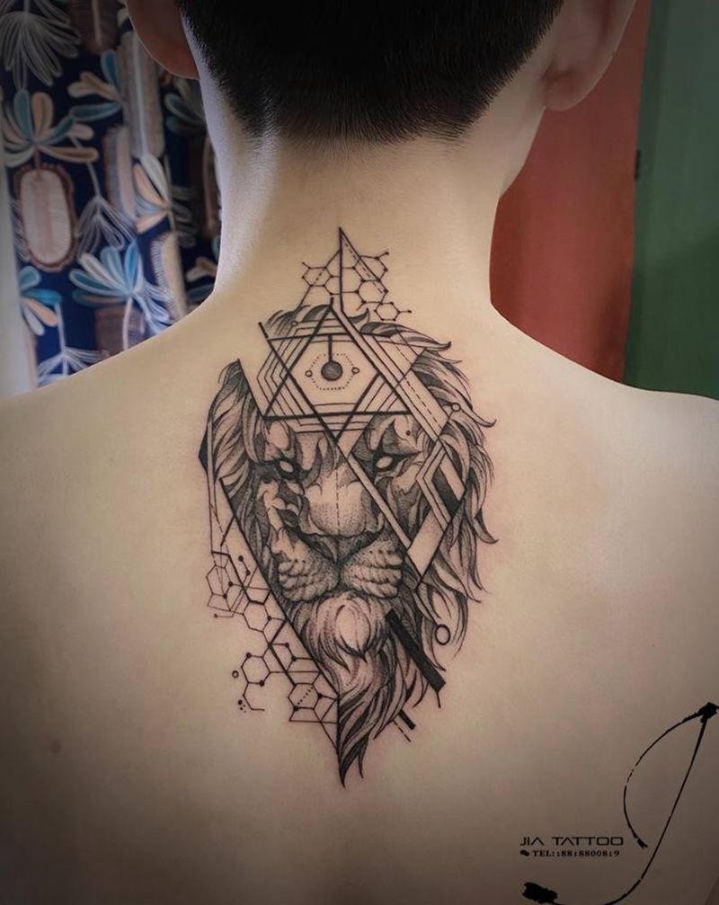 狮子纹身图片_背部颈部几何点刺纹身图案