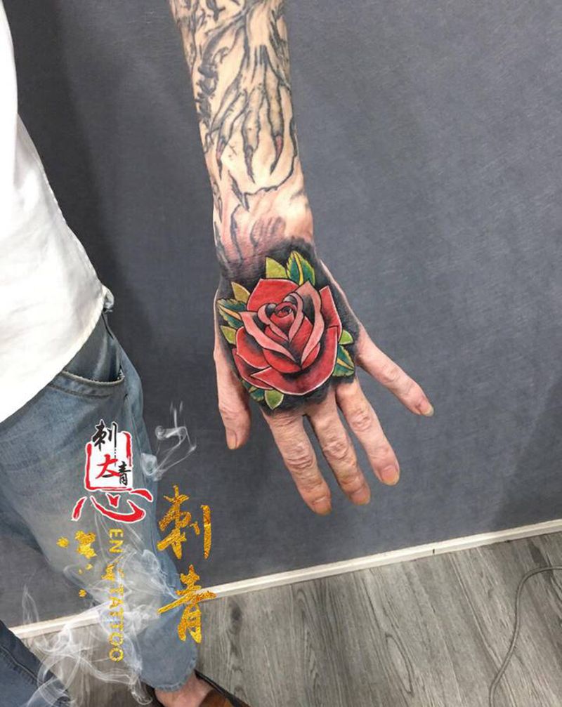 手背玫瑰纹身图片_手部New School玫瑰纹身图案