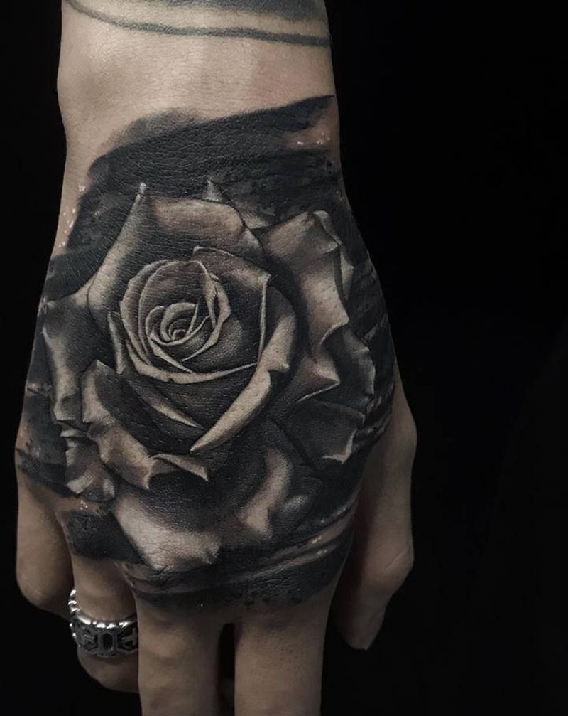 花纹身图片_手部欧美写实纹身图案