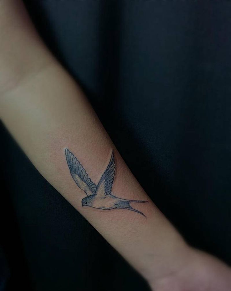 燕子纹身图片_手部纹身图案