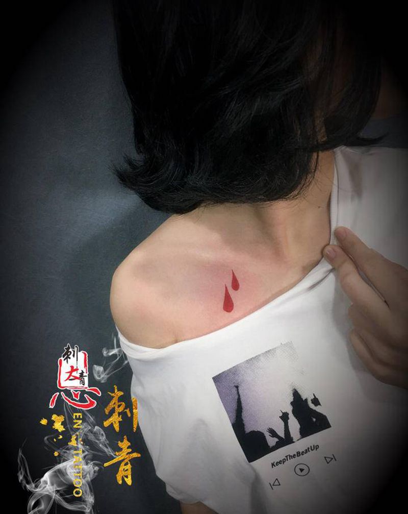 锁骨小清新纹身图片_胸部水彩纹身图案