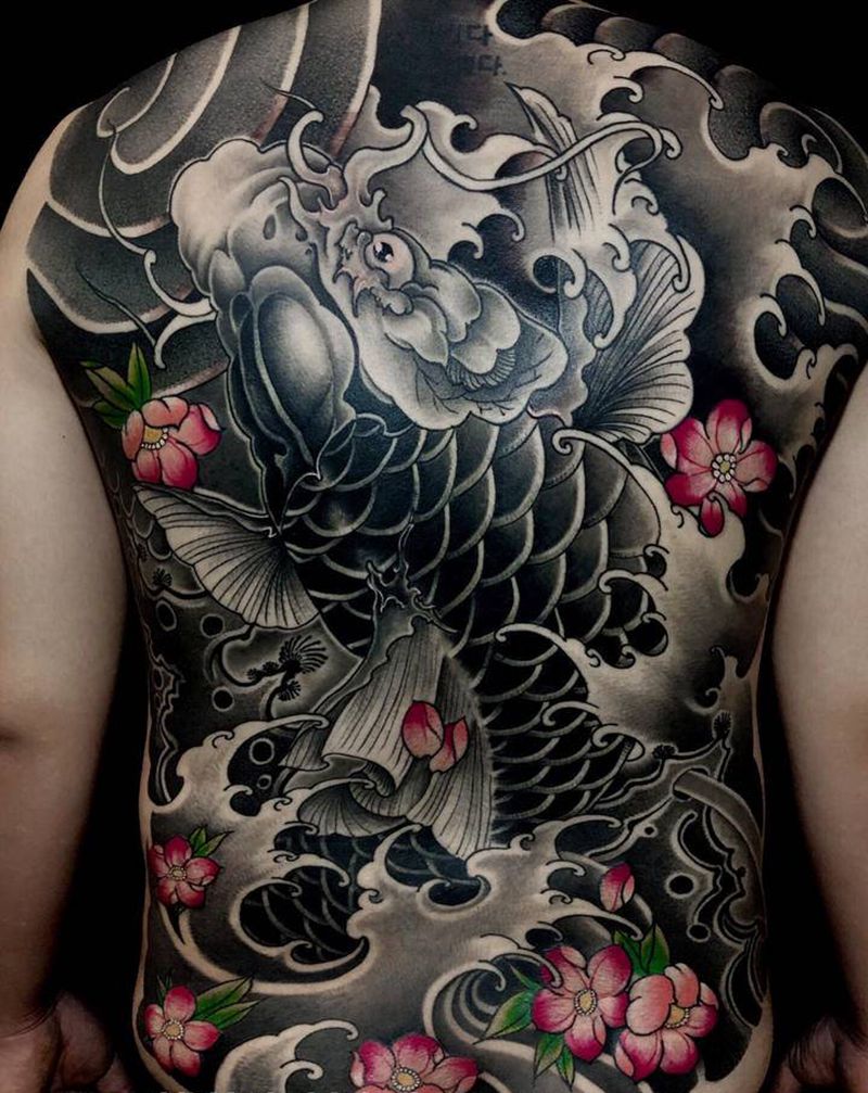 传统满背鱼纹身图片_背部老传统纹身图案