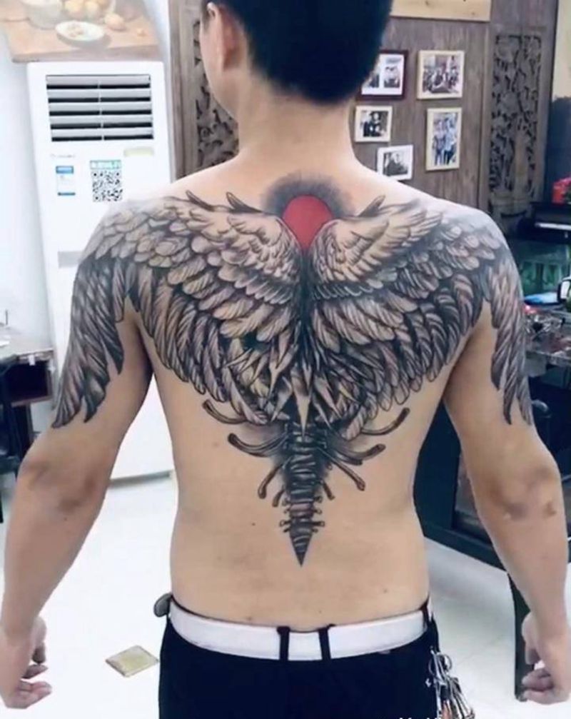 大翅膀纹身图片_手臂背部点刺纹身图案
