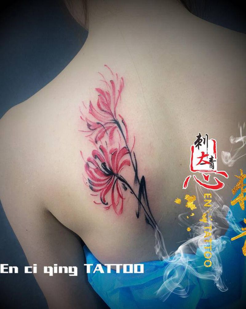 彼岸花纹身图片_肩部水彩纹身图案