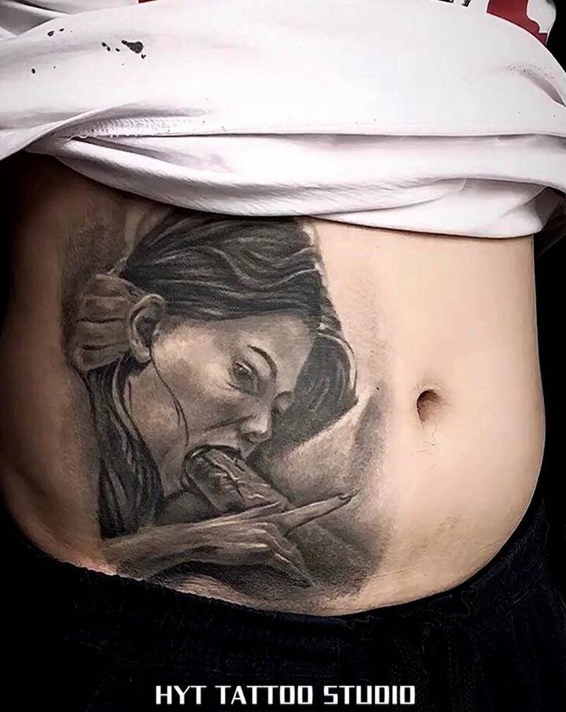 欧美女纹身图片_腹部欧美写实纹身图案