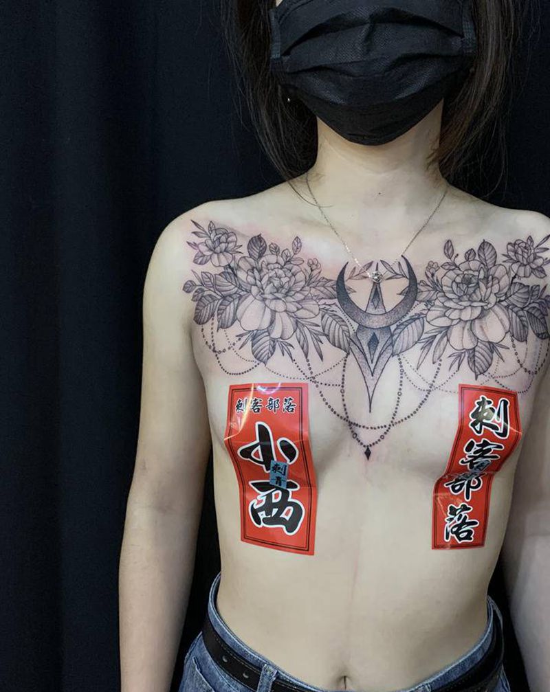素花花胸纹身图片_胸部点刺纹身图案