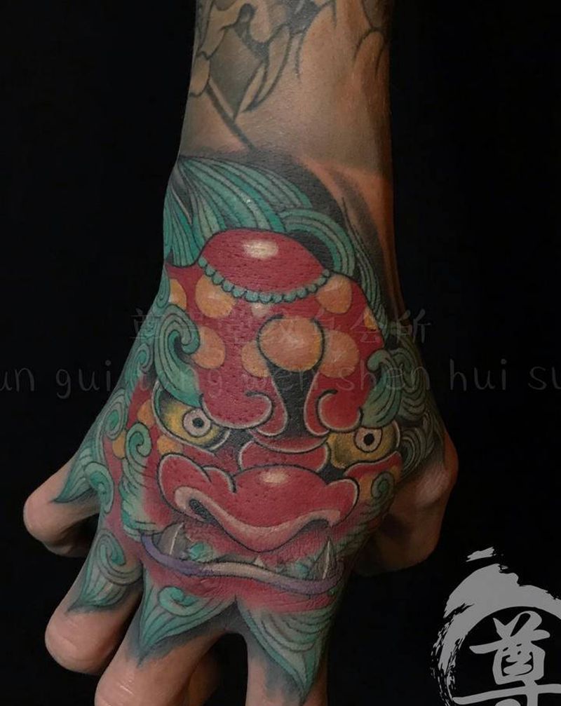 手背唐狮纹身图片_手部老传统纹身图案